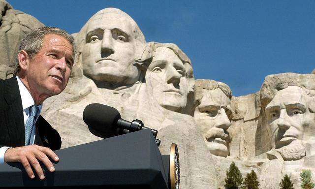 ''Abnormal unintelligent?'' Nicht nur George W. Bush wurde von Autoren heftig beschimpft, vielen US-Präsidenten ging es so seit George Washington - hier links im Fels-Monument von Mount Rushmore.