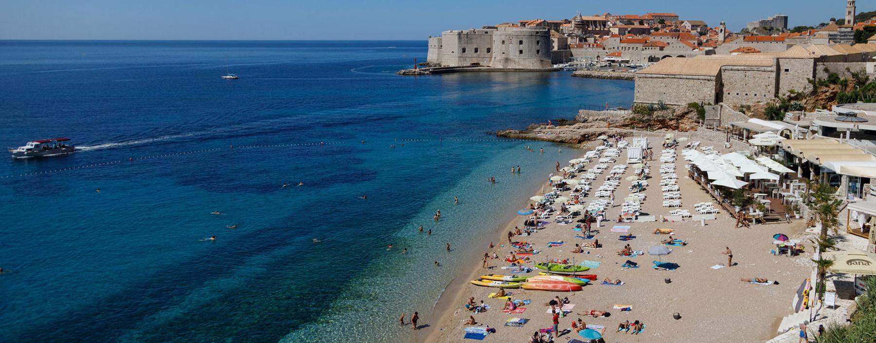 Urlauber am Strand von Dubrovnik. 