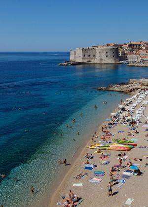 Urlauber am Strand von Dubrovnik. 