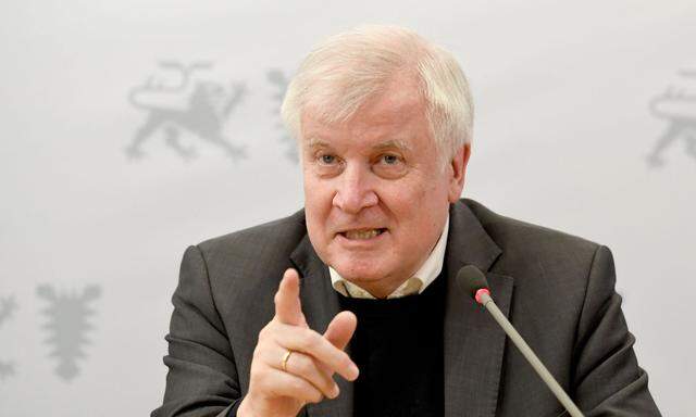 Seehofer warnt vor einer akuten Bedrohung durch linke und rechte Extremisten in Deutschland