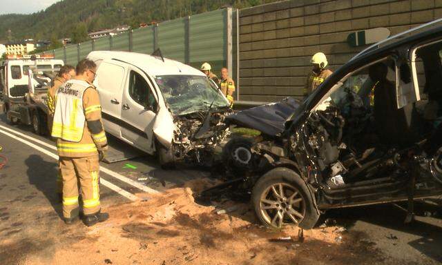 Vier Personen wurden bei dem Zusammenstoß in den Wracks eingeklemmt.