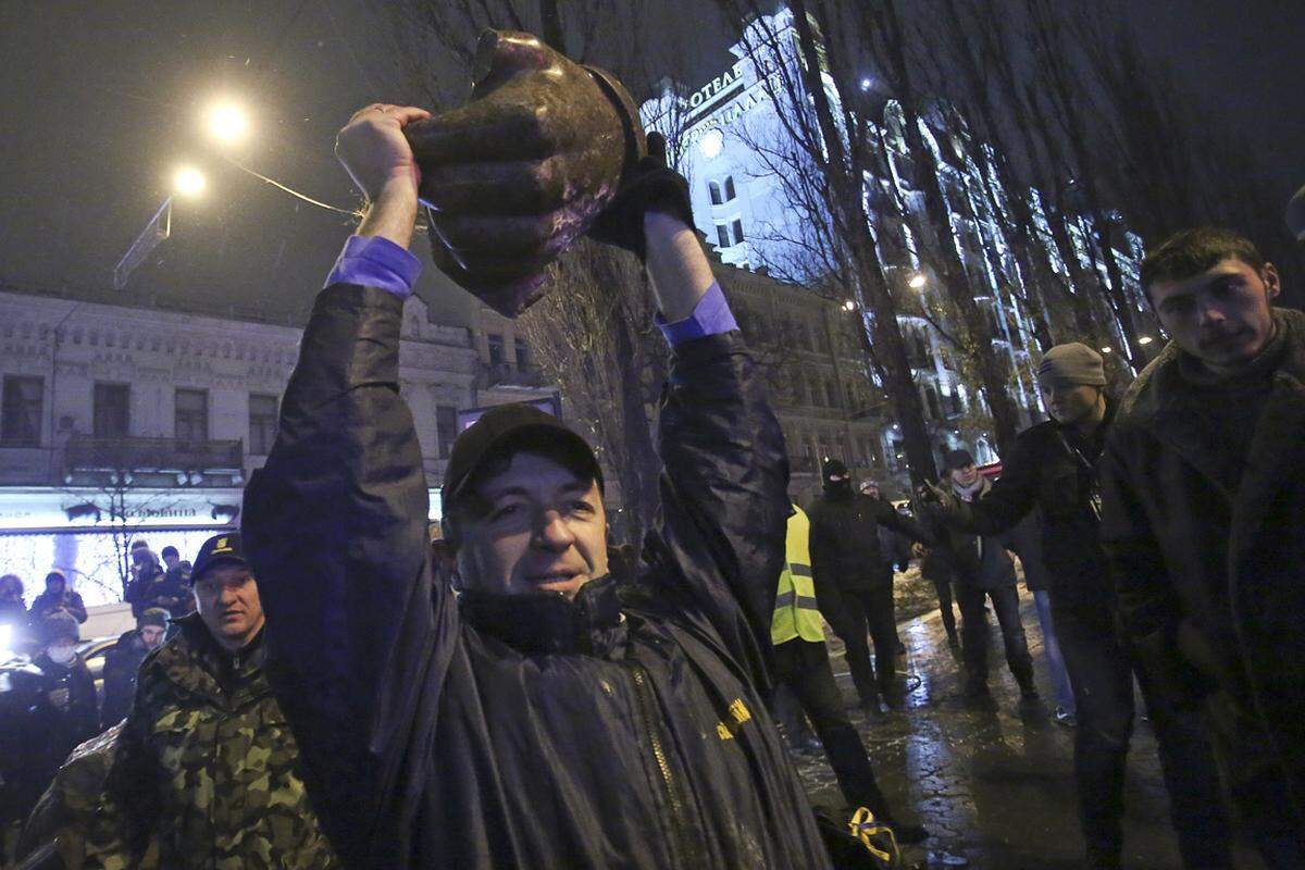 Später wurde ein Teil von Lenins Hand auf dem Unabhängigkeitsplatz von den Demonstranten triumphierend als Beute präsentiert.
