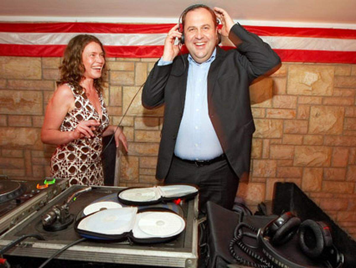 Die jungen Israelis und Österreicher hätten gemeinsam zu Klängen des österreichischen DJs Electric Indigo (im Bild) und des israelischen DJs Avi Mishan getanzt, hieß es in einer Aussendung von Botschafter Michael Rendi Auch der Finanzminister versuchte sich als Discjockey (mehr: Clubbing wie bei James Bond).