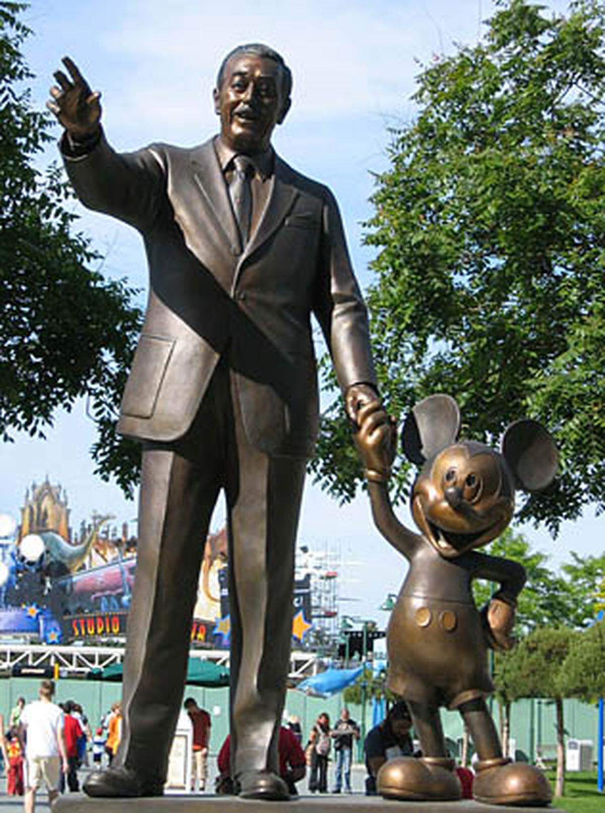 Bald beginnt die Figur auch zu sprechen - Walt Disney leiht ihr für fast zwei Jahrzehnte seine Stimme. 1935 läuft der Film erstmals in Farbe. Schon drei Jahre zuvor war Disney für die Erschaffung der Supermaus mit einem Ehren-Oscar ausgezeichnet worden. "Wenn die Leute über Micky Maus lachen, dann deshalb, weil er so menschlich ist. Das ist das Geheimnis seines Erfolgs", sagte der 1966 gestorbene Erfinder einmal.