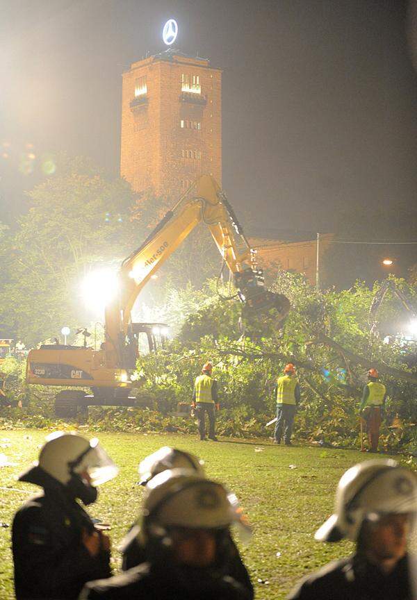 Vor dem erwarteten Beginn der Baumfällungen harren in der Nacht zum Freitag weiterhin tausende Gegner hinter den Absperrungen auf.