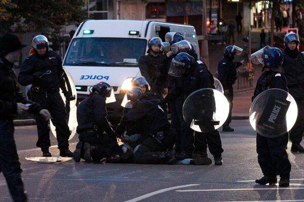 In Birmingham, der zweitgrößten Stadt des Landes, stand die Polizei im Dauereinsatz.