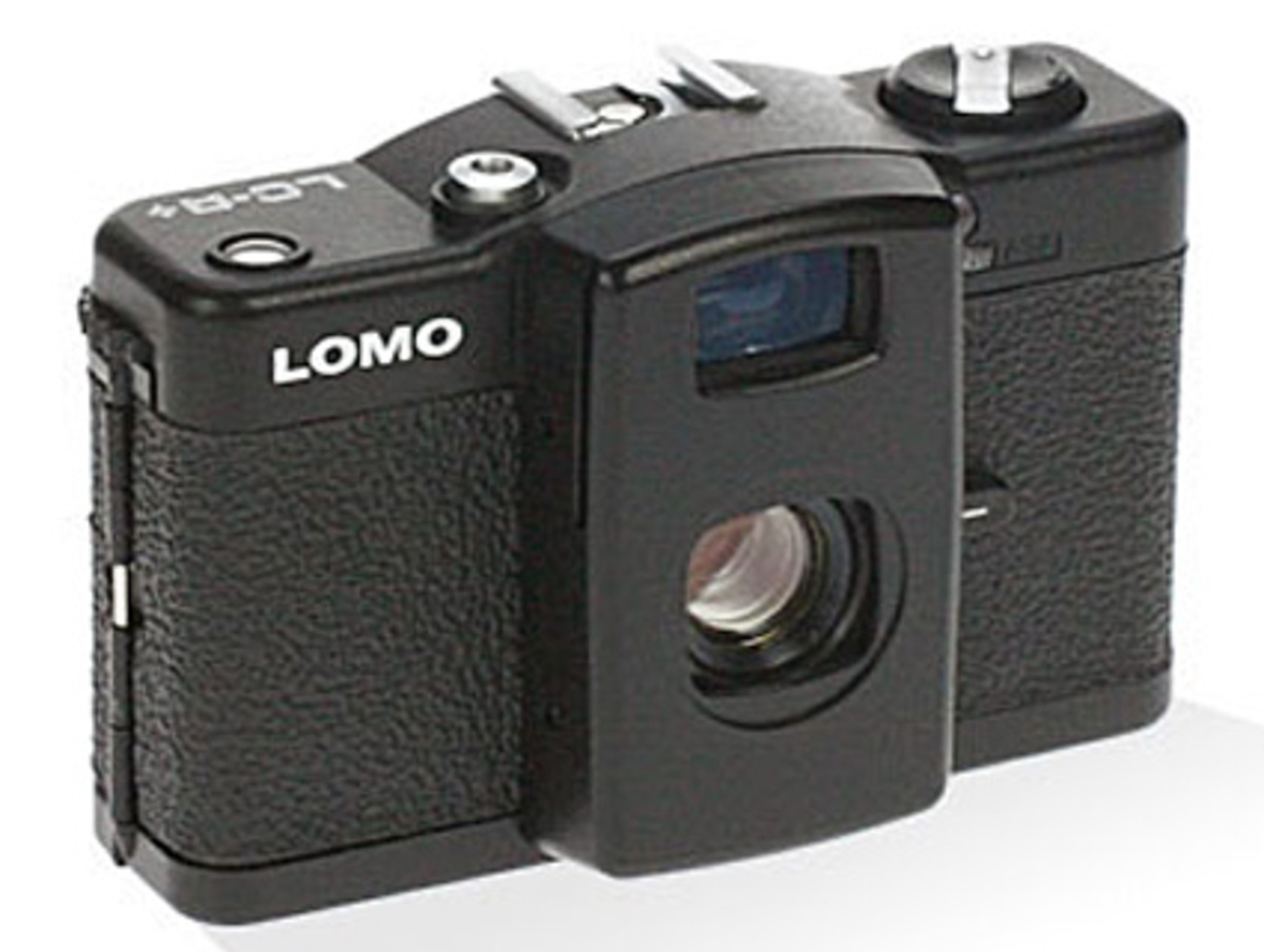 Als die Lomo LC-A vor 25 Jahren in die Massenproduktion startete, ahnte noch niemand, welchen Hype die kleine, russische Plastik-Kamera auslösen würde. Eigentlich sollte die Kamera der Firma Lomo PLC bloß den Knipsbedarf der Sowjetunion decken.