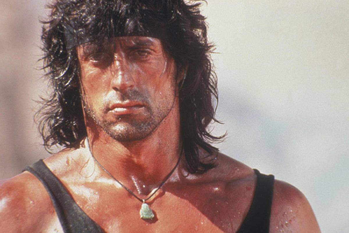 1982 startete die zweite Kino-Saga, die Stallone in den Actionfilm-Olymp hievte: "Rambo". Auch hier hieß seine Rolle wie der Film selbst. Als Vietnam-Veteran John Rambo kämpfte er im Action-Drama "First Blood" (so der Titel des ersten Teils) gegen die US-Polizei und die Nationalgarde.