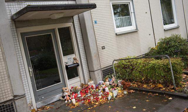 Vor der Wohnung in Hamburg, in der das tote Mädchen gefunden wurde, bekunden viele Menschen ihr Beileid.