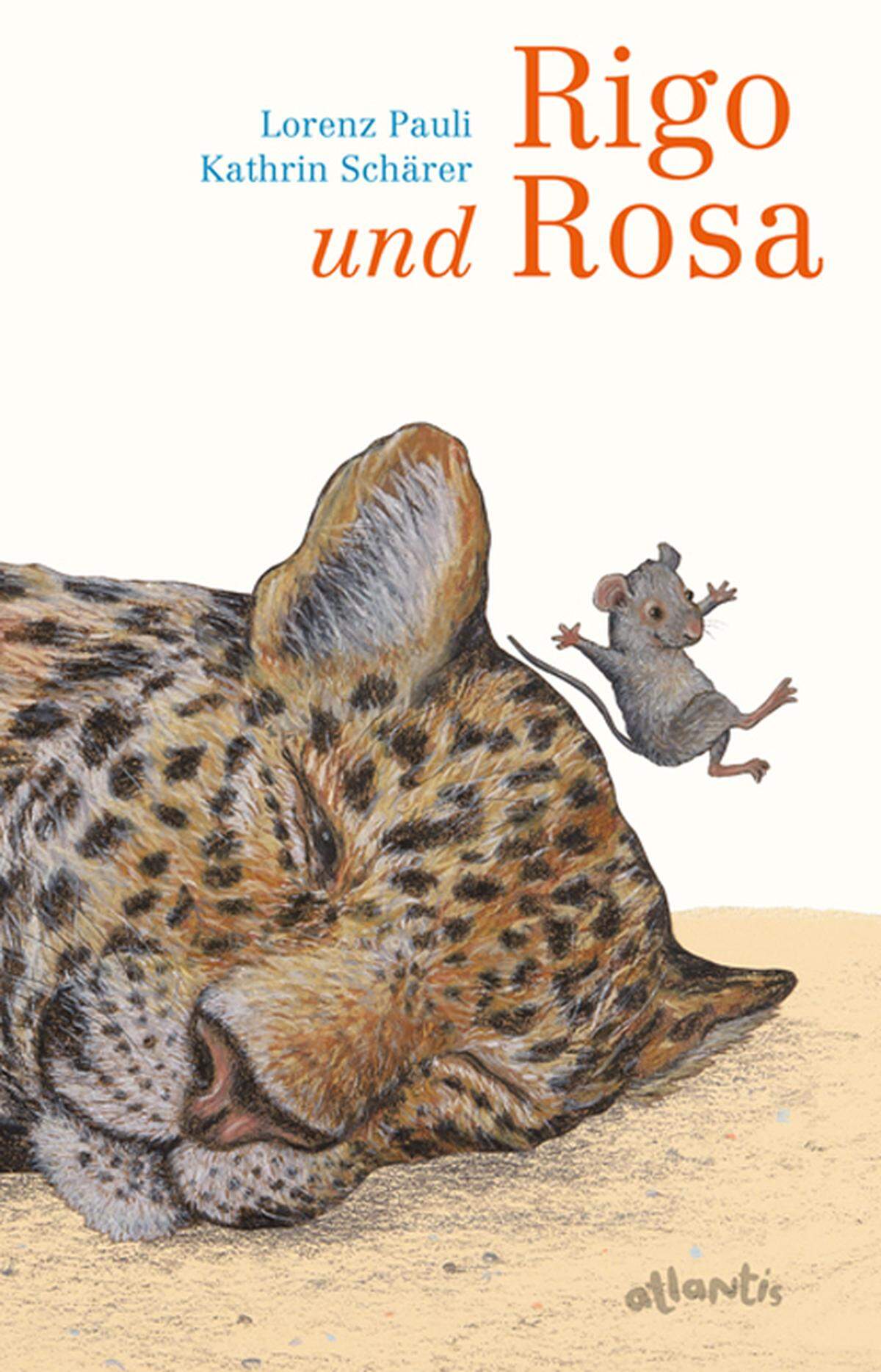 Die kleine Maus Rosa kann nicht schlafen, weil sie Angst vor großen Tieren hat. Naheliegend, würde man sagen, denn Rosa wohnt im Zoo, große und gefährliche Tiere sind also durchaus vorhanden. Weniger naheliegend ist aber, dass Rosa bei einem Tier Schutz sucht, das für ein Mäuschen der Inbegriff von groß und gefährlich sein müsste: bei einem Leoparden. Diesen trifft das Vertrauen des Mäuschens aber ebenso unvorbereitet wie heftig, weshalb sich eine Freundschaft entwickelt. Für Rosa gibt es bald nur noch zwei Sorten von Tagen: "Tage, an denen sie zu Rigo ging. Das waren gute Tage. Und Tage, an denen sie nicht zu Rigo gehen konnte, weil sie schon dort war. Das waren auch gute Tage." So führen die beiden viele Gespräche, lachen mit einander, lernen von einander. Der Ton, in dem die beiden miteinander sprechen, ist warm, fragend, entdeckend. Und lässt "Rigo und Rosa" zu einem besonderen Vorlesebuch werden. Die wunderbaren Illustrationen stammen von Kathrin Schäfer, die Gefühle in ein Mäusegesicht zeichnen kann wie keine Zweite. Alter: Ab fünf Jahren. Erschienen bei Atlantis. 128 Seiten.  