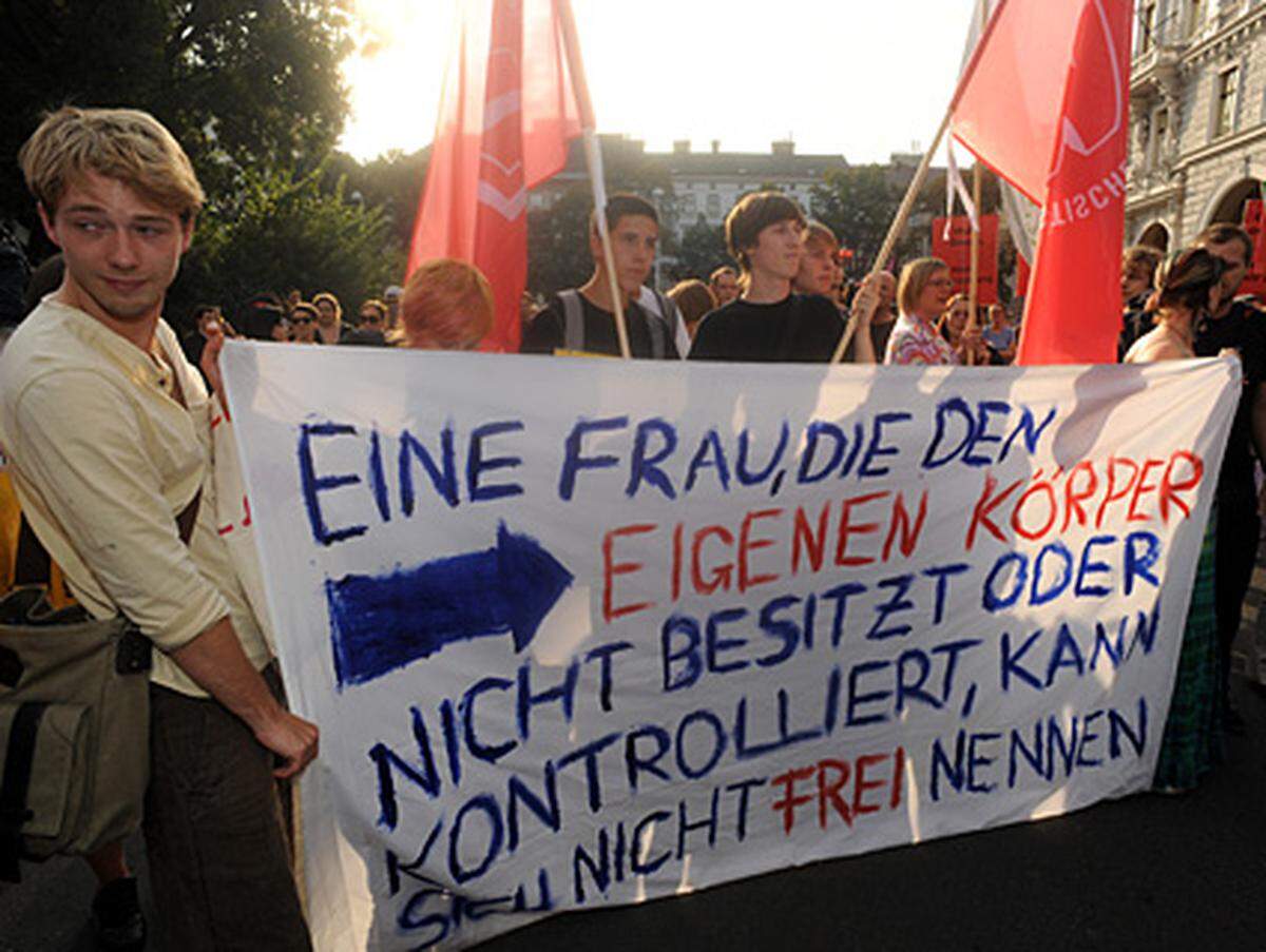 Einige Teilnehmer warfen "Wasserbomben" in Richtung der Gegendemonstranten, die unter anderem von der Partei "Die Christen" mobilisiert wurden.