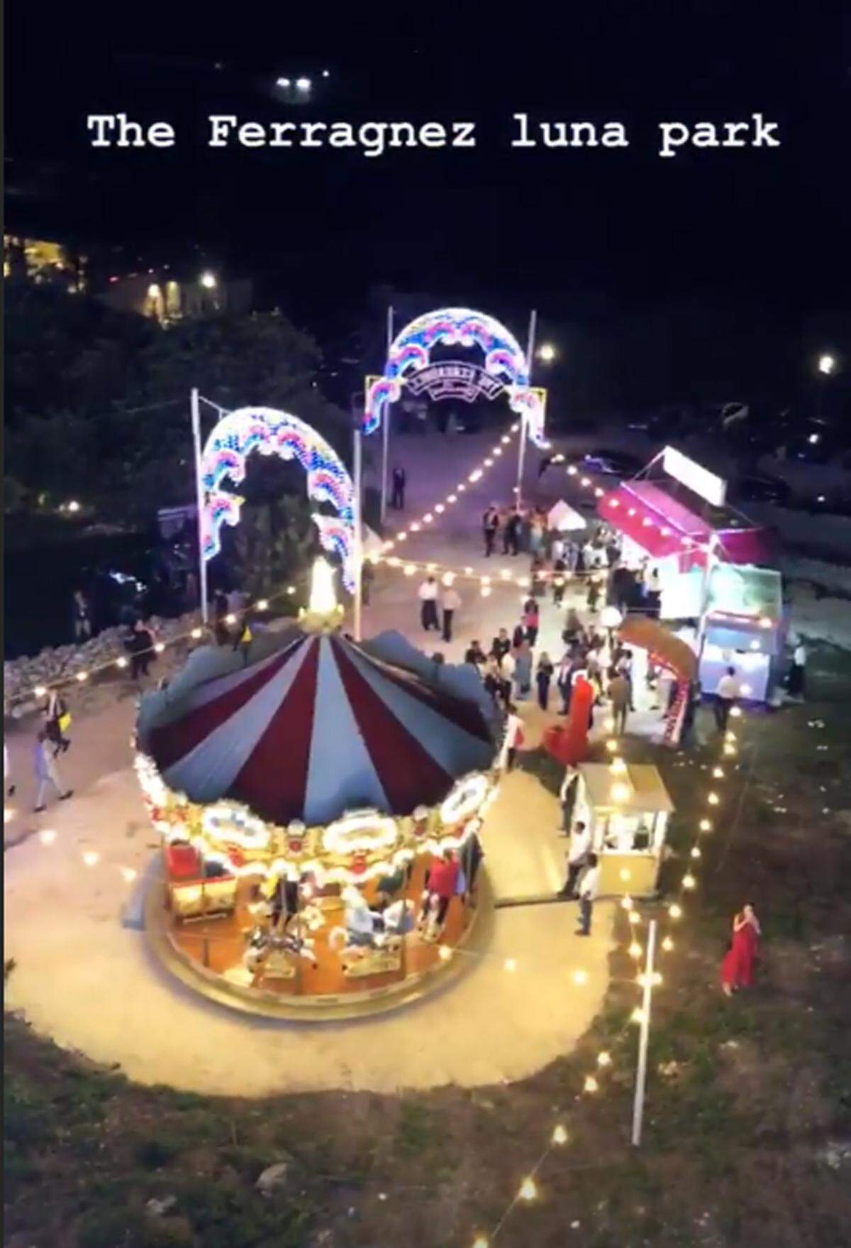 Der Ausblick auf das Karussell vom Riesenrad aus.