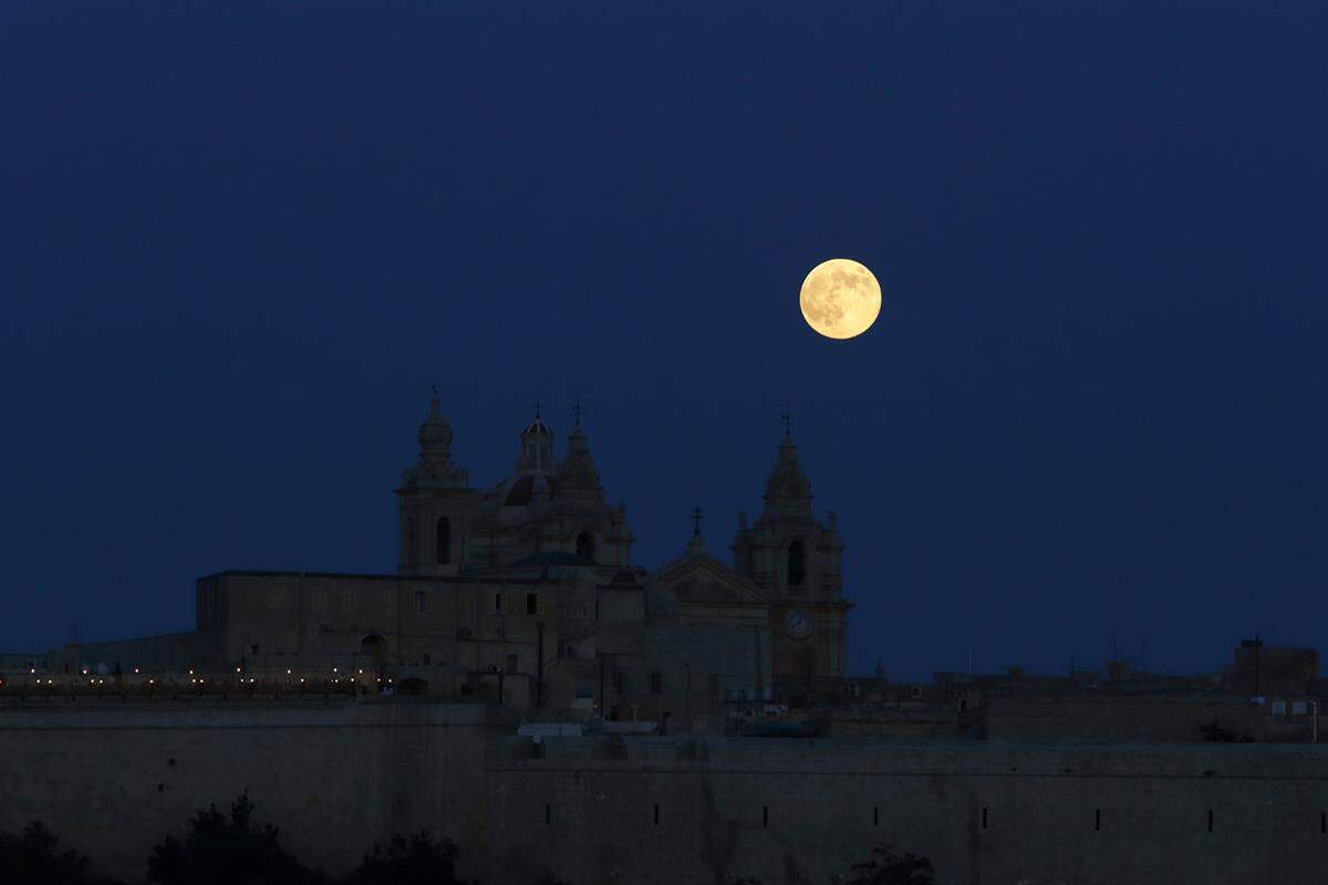 Mdina ist die alte Hauptstadt Maltas. Der Supermond schmückt das Motiv der Kathedrale.