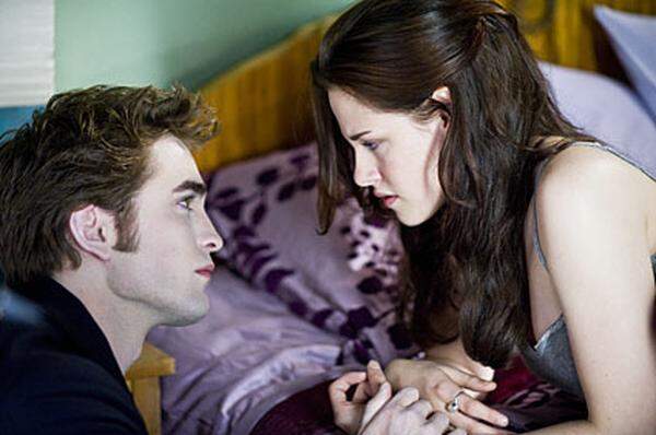 Im Sex liegt auch der Erfolg der Serie. Als Vampir das Sexsymbol schlechthin bleibt dem ewig jungen Blutsauger Edward Cullen die körperliche Erfüllung verwehrt, weil er seine Geliebte Bella aussaugen und töten könnte, verliert er die Kontrolle über sich selbst.  Im Bild: Szene aus "New Moon"