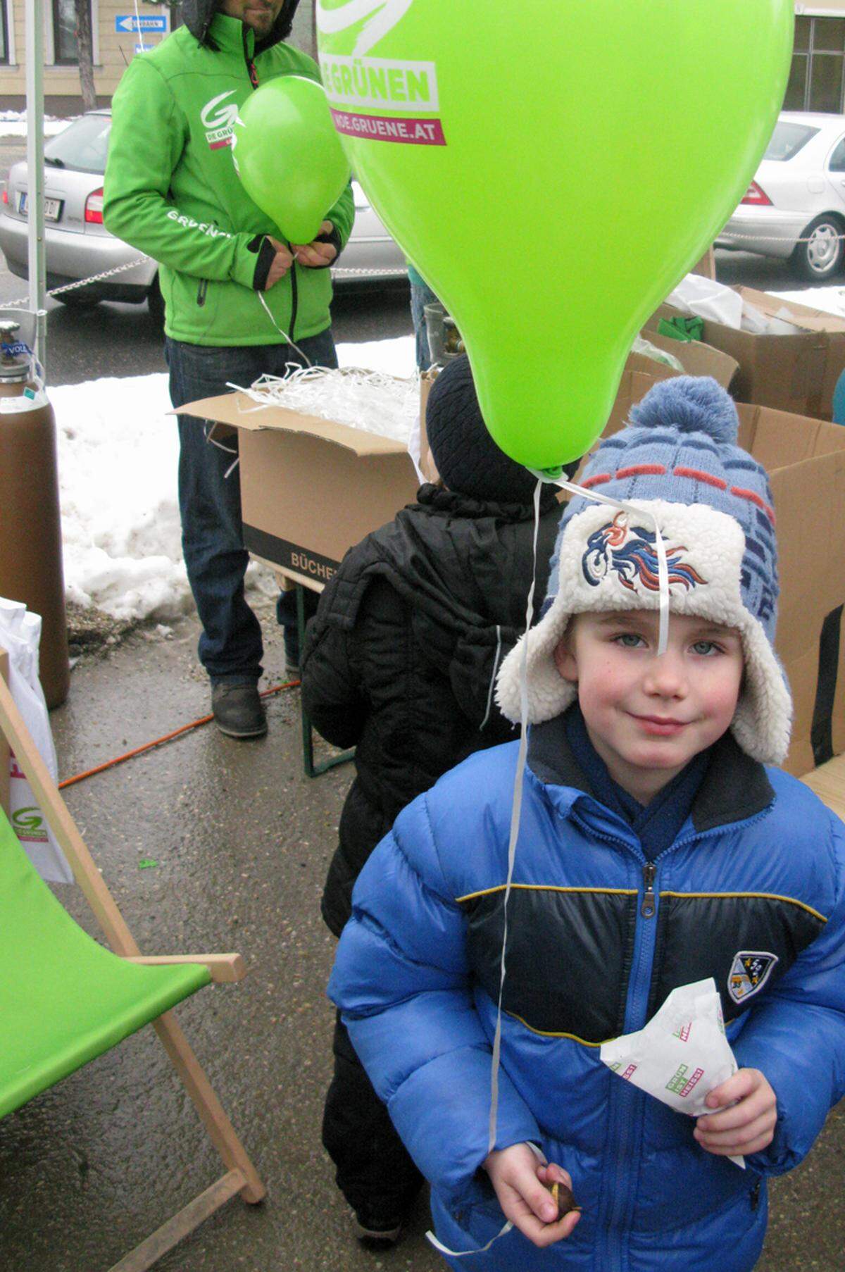 Und der Herr mit dem Luftballon ist schon ganz Politiker. Die Frage nach seiner Parteipräferenz quittiert er mit eisernem Schweigen.