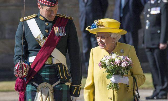 Die genesene Königin funkelt in Gelb für ihren Besuch in Schottland