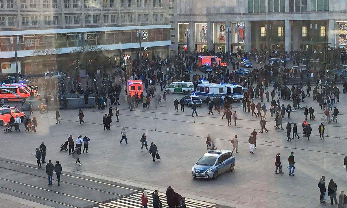 Zwei Youtuber sorgten am 21. März für Aufregung am Alexanderplatz in Berlin: Thatsbekir aus Stuttgart und Bahar Al Amood aus Berlin beleidigten sich schon länger gegenseitig via Youtube. Am Donnerstag luden sie ihre Fans zum Showdown auf den Alexanderplatz ein. Erst haben sie sich nur gestritten, dann prügelten und traten die überwiegend jungen Männer aufeinander ein. 400 Jugendliche und junge Männer versammelten sich am Nachmittag dort. Besonders für Bahar Al Amood war die Schlägerei ein sehr gutes Marketing-Tool: seine 13.000 Follower besserte er auf mittlerweile 17.700 auf.