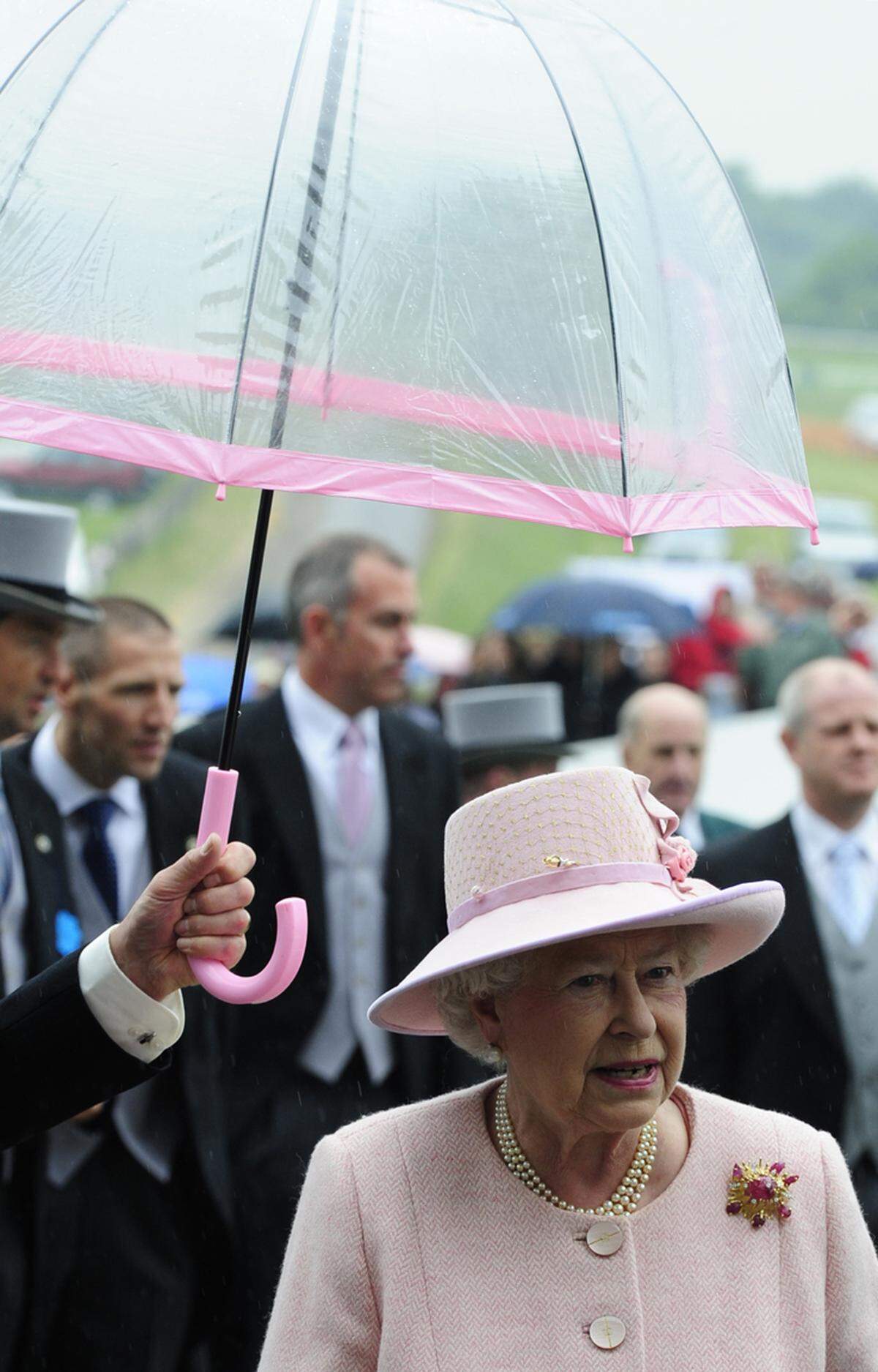 Mit der Farblehre nimmt es die Queen übrigens sehr genau. Auch ihre Schirme werden farblich auf ihre Outfits abgestimmt.