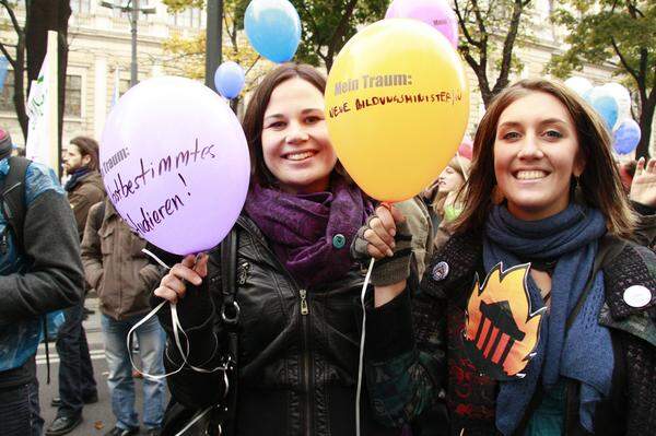 Die Texte auf den Luftballons: "Neue Bildungsministerin", "Mitbestimmtes Studieren", oder "keine Gebühren".