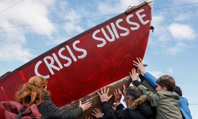 Die Krise der Credit Suisse hat Anleger verunsichert. Im Bild: Demo anlässlich der Hauptversammlung am 4. April.