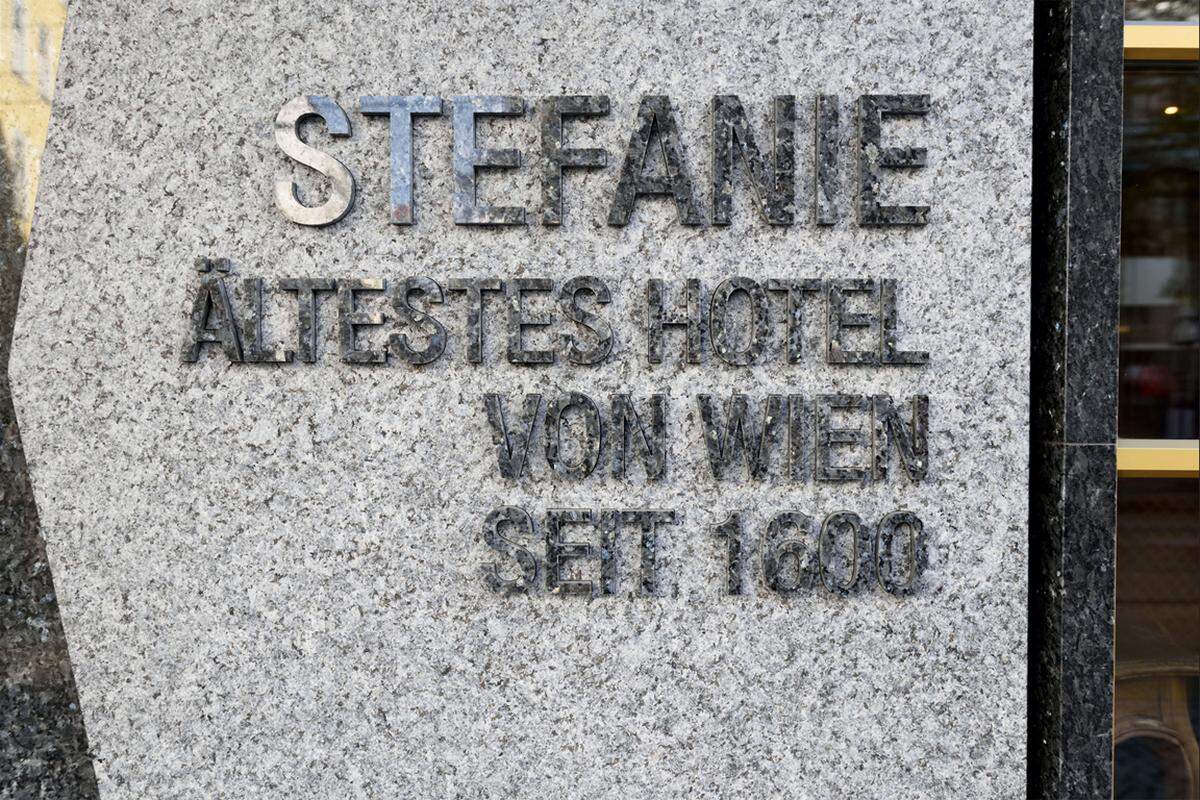 Seit dem Jahr 1600 gab es, wie Recherchen einer Historikerin ergeben haben, hier durchgehend einen Hotelbetrieb, weshalb sich das Hotel Stefanie "ältestes Hotel" Wiens nennen darf.