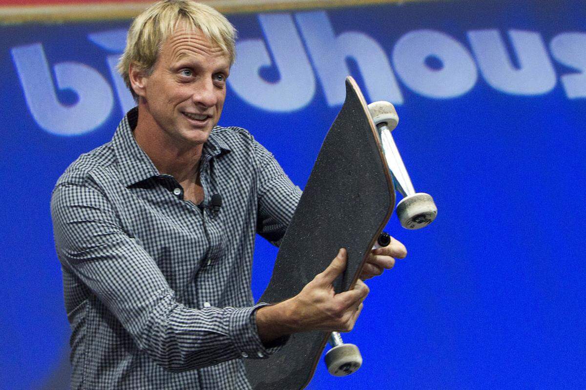 Der Skateboard-Profi Tony Hawk darf natürlich nicht fehlen, wenn es um Actionkameras geht. Die FDR-X1000V von Sony richtet sich vor allem an anspruchsvolle Filmer, die ihre Sportaktivitäten aus allen Blickwinkeln gefilmt wissen wollen. 