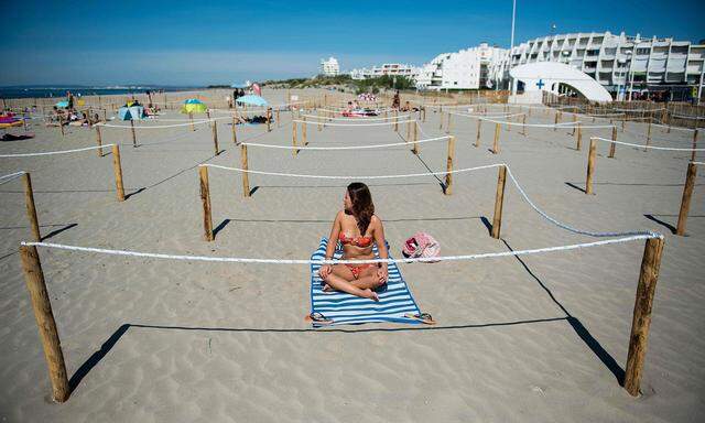 Für das Sonnenbad am Strand wird man sich an neue Modalitäten gewöhnen müssen, wie hier in La Grande-Motte, Südfrankreich.