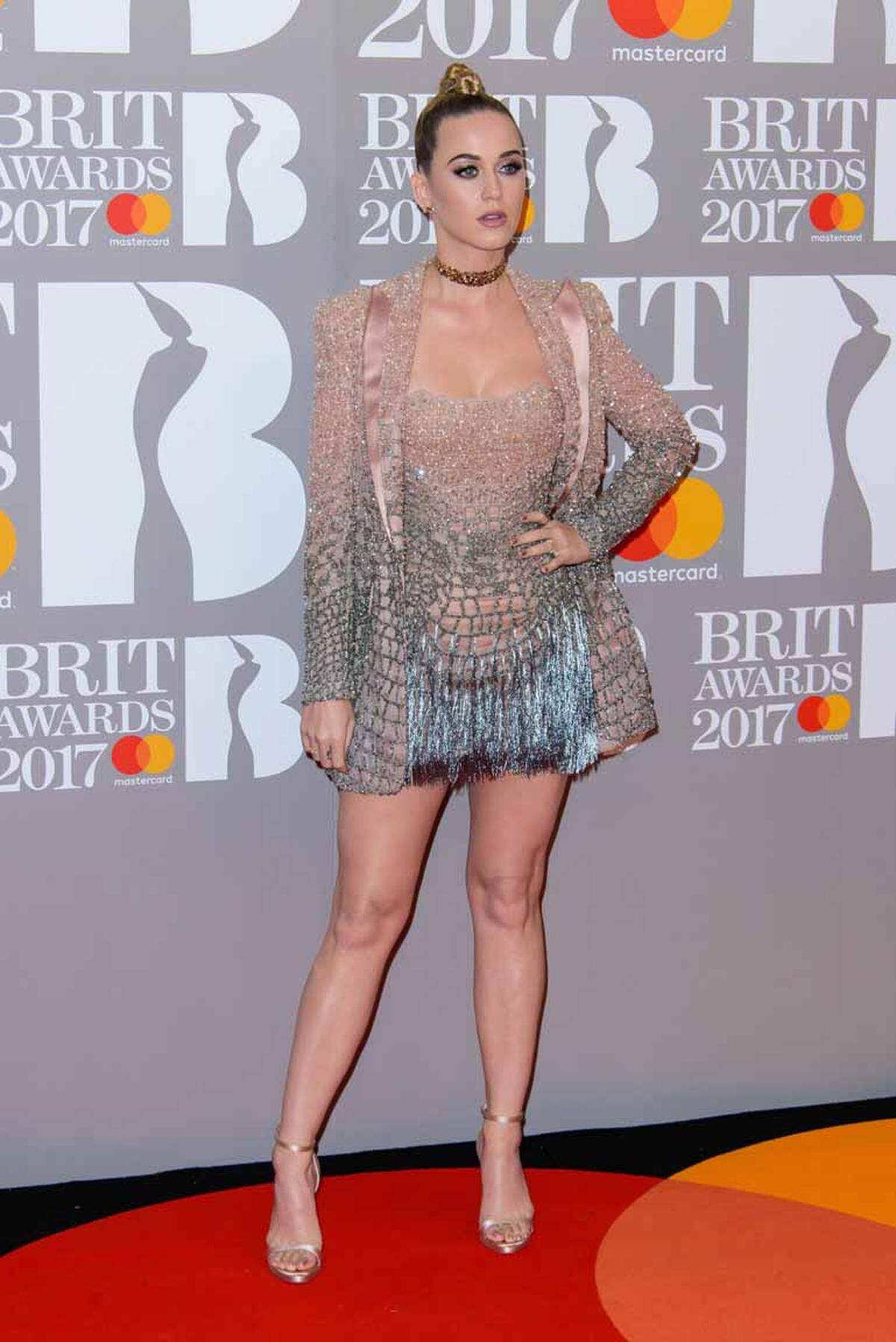 Bei den Brit Awards konnten die meisten Promidamen auf dem roten Teppich mit ihren Kleidern nicht überzeugen. Auf zu viel Glitzer setzte Katy Perry in Versace.    