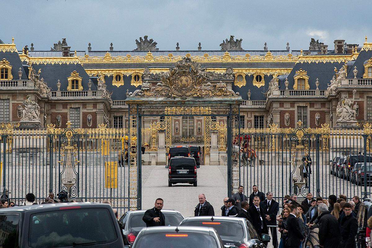 Das Paar hatte seine Hochzeitsfeier schon am Freitag mit einem pompösen Fest in Versailles bei Paris begonnen.