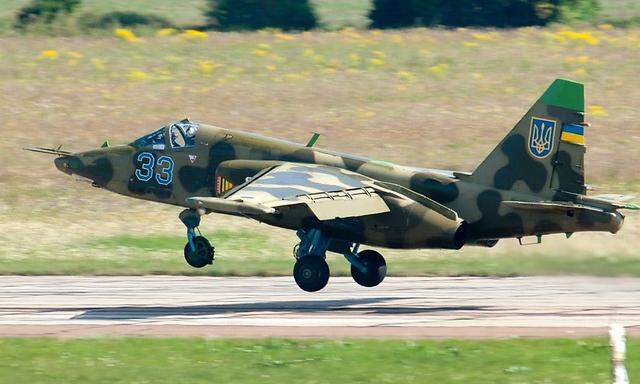 Ein Kampfflugzeug der ukrainischen Streitkräfte bei der Landung