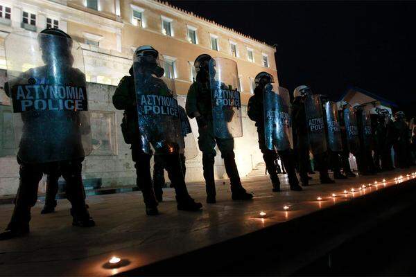 ... andere Demonstranten zündeten Kerzen vor dem griechischen Parlament an.