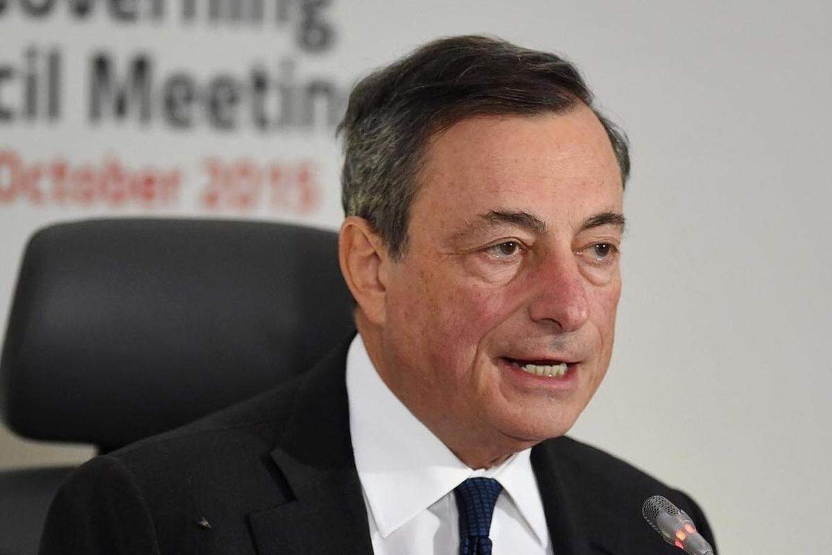 EZB-Chef Mario Draghi hat die Hälfte seiner achtjährigen Amtszeit absolviert. Der Italiener fährt einen beispiellosen Anti-Krisen-Kurs. "Die Presse" bringt einen Auszug seiner Zitate.