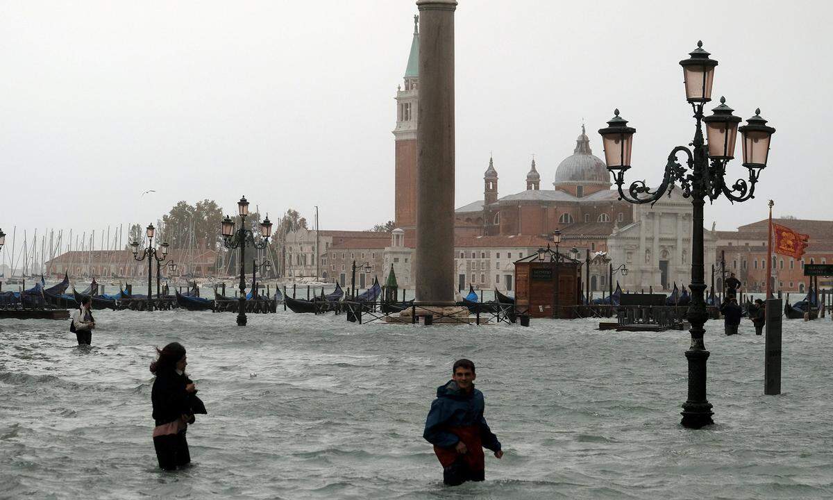 Von den Wetterkapriolen betroffen war auch Italien. In Venedig löste starker Schirokko-Wind im Zusammenspiel mit Hochwasser in der Lagune die als "Acqua Alta" bekannten Überschwemmungen aus. Der Markusplatz stand unter Wasser. Am Dienstag wurde Hochwasser bis zu 1,1 Meter erwartet. Die Lage entschärfte sich jedoch allmählich. 