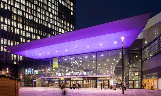 Anlässlich des Tages der Menschen mit Behinderungen werden der Wiener und Salzburger Hauptbahnhof abends violett beleuchtet.
