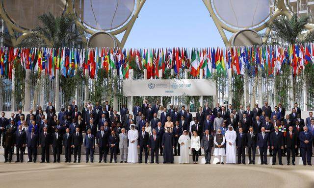 Das Gruppenfoto anlässlich der Weltklimakonferenz in den Vereinigten Arabischen Emiraten.
