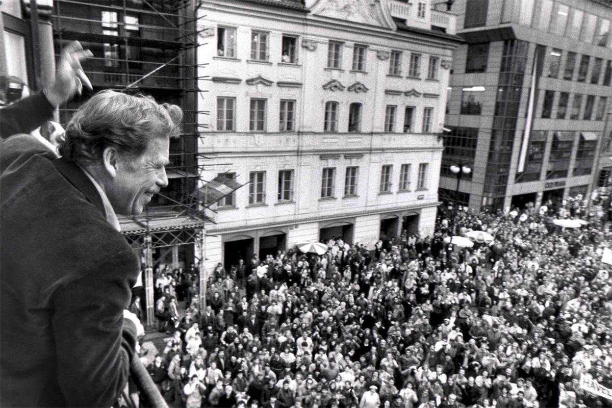 Auf die Prager Burg - den Sitz des Präsidenten - brachten Havel die Umbruchereignisse vom Herbst 1989. Noch im selben Jahr verbrachte er einige Monate im Gefängnis des kommunistischen Regimes.