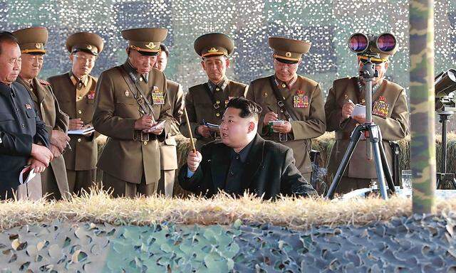 Kim Jong-un bei einer Raketenübung.