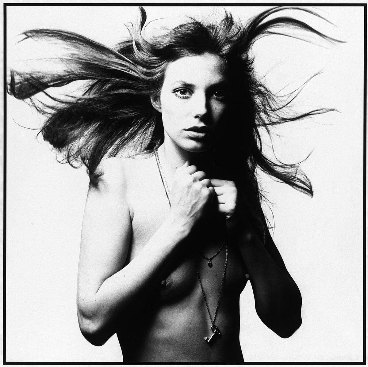 ... die britische Schauspielerin und Sängerin Jane Birkin zeigt sich mit blanker Brust und wallendem Haar, ...  Im Bild: David Bailey: Jane Birkin, 1969. © David Bailey 