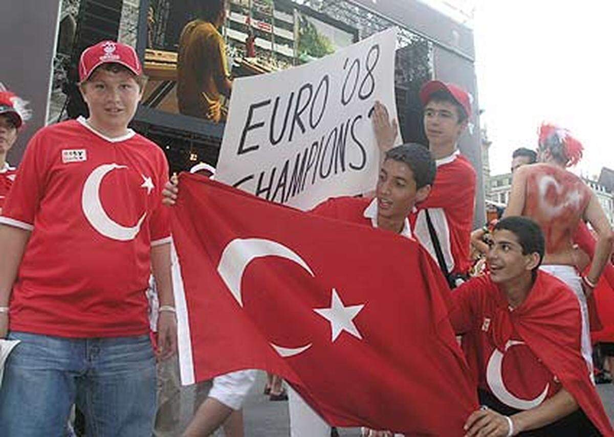Aber auch die Türken wollten es genau wissen, aus welchem Land der zukünftige Europameister kommen soll.