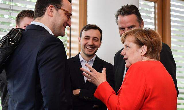 Der CDU geht es ein bisschen zu schnell. Angela Merkel hat mir ihrem Kurswechsel den Weg frei gemacht - auch für Finanzstaatssekretär Jens Spahn (li.), der für die "Ehe für alle" stimmen möchte.