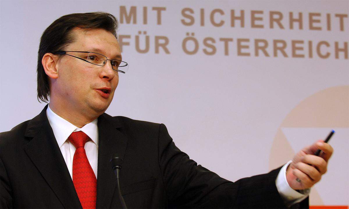 Norbert Darabos (SPÖ) bekam 2007 als SPÖ-Verteidigungsminister der rot-schwarzen Bundesregierung von Gusenbauer den Auftrag, über einen Ausstieg oder eine Verbilligung der Eurofighter mit der Firma EADS zu verhandeln. Er erzielt einen Vergleich mit dem Eurofighter-Konsortium verbunden mit einer Reduktion von 18 auf 15 Jets.