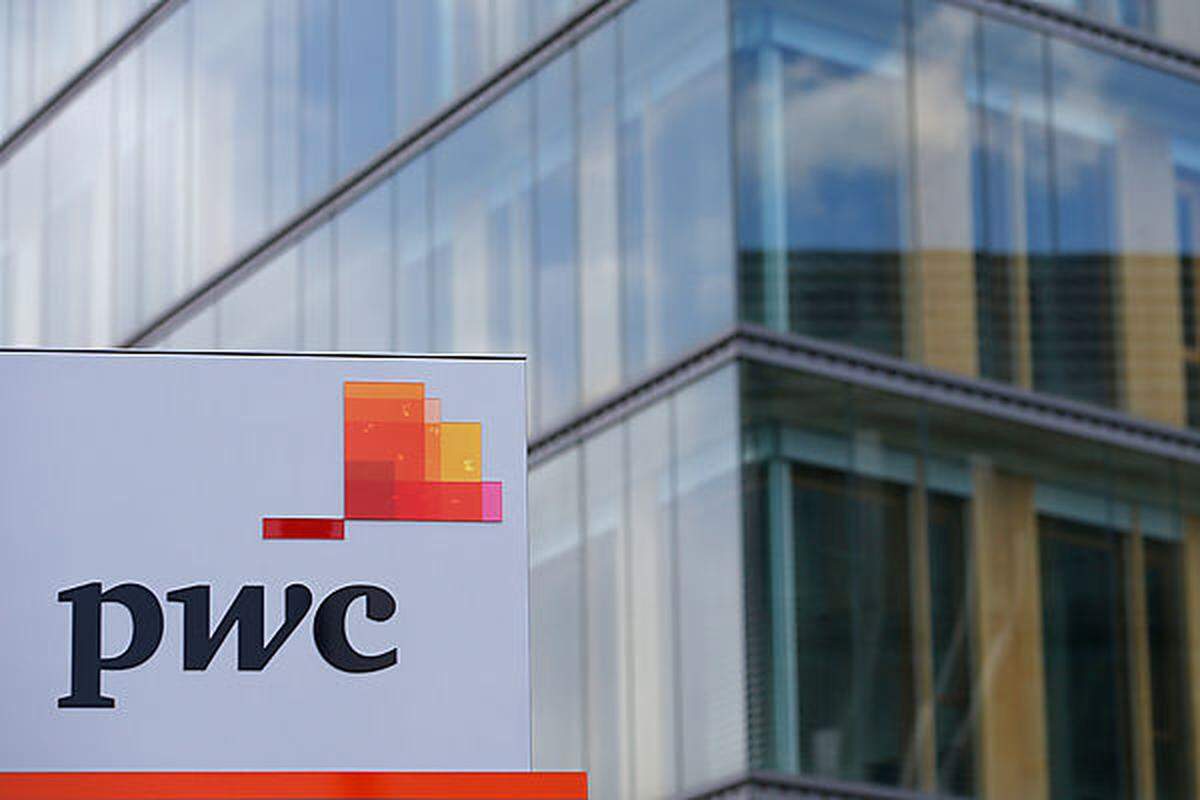 Price Waterhouse Coopers (PwC) hat aufgeholt und rangiert nun auf Platz 5. Das Unternehmen liegt somit an der Spitze der Wirtschaftsprüfer, die trotz Verlusten nach wie vor die Top 10 dominieren.