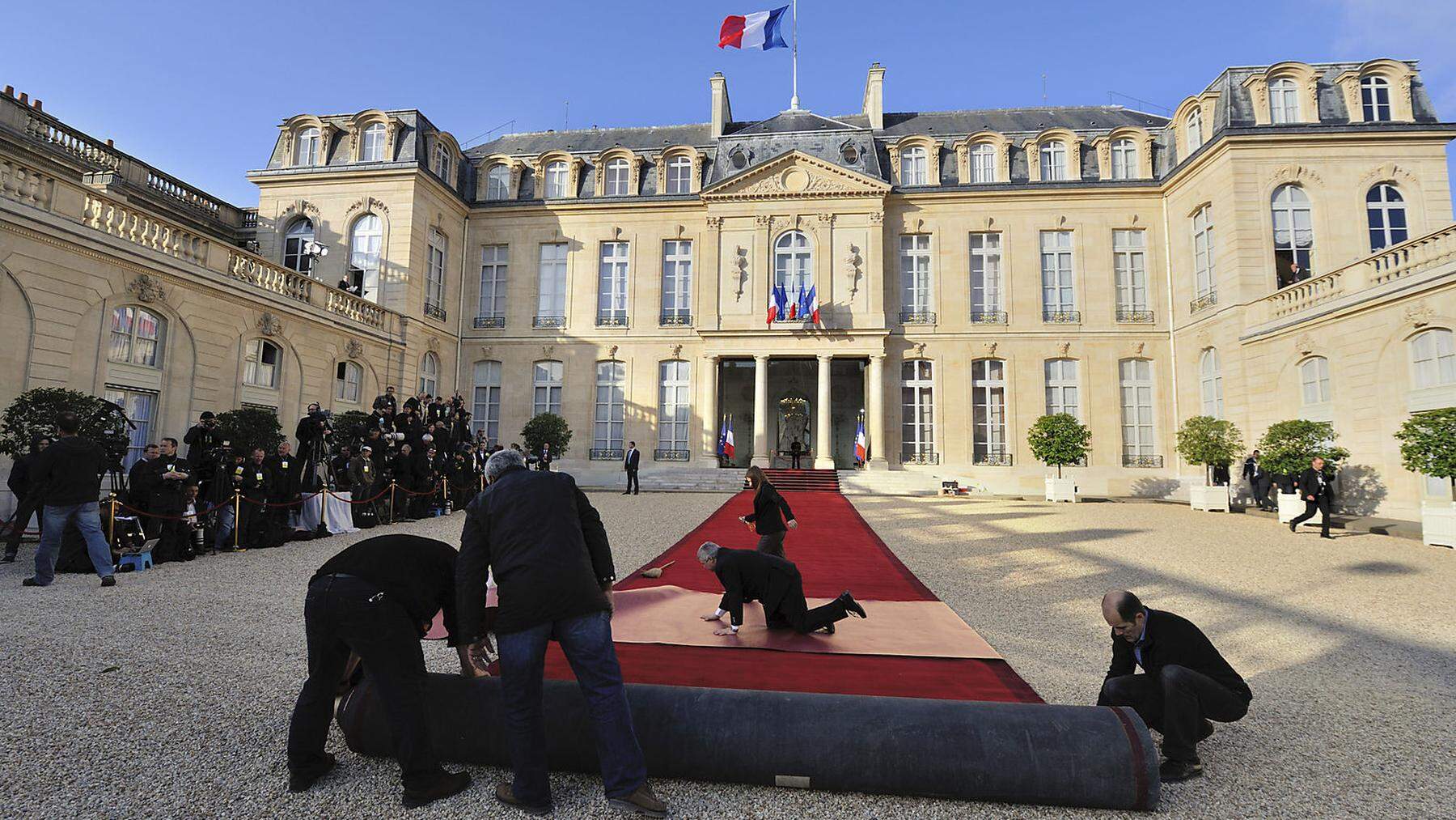 Roter Teppich im Hof des Elysée-Palasts.