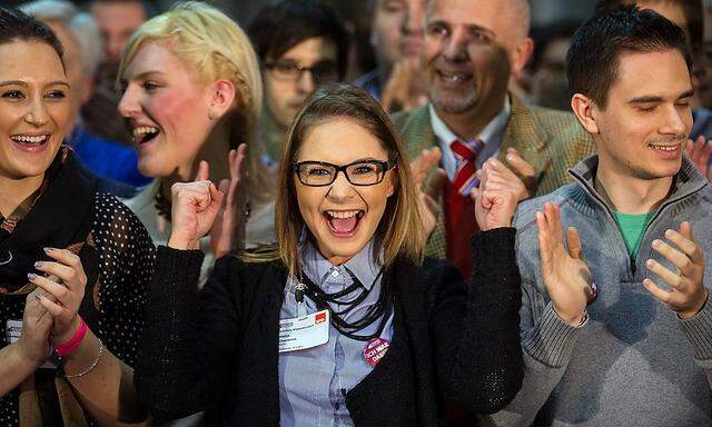 SPD-Mitglieder freuen sich übder das Votum für eine Große Koalition