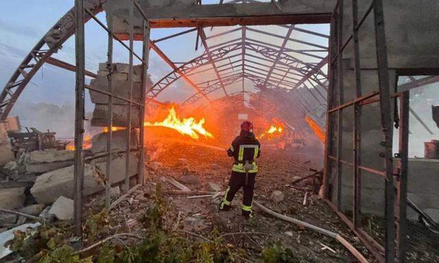 Ein Feuerwehrmann löscht die Flammen nach einem Angriff Russlands auf den Getreidehafen in Odessa.