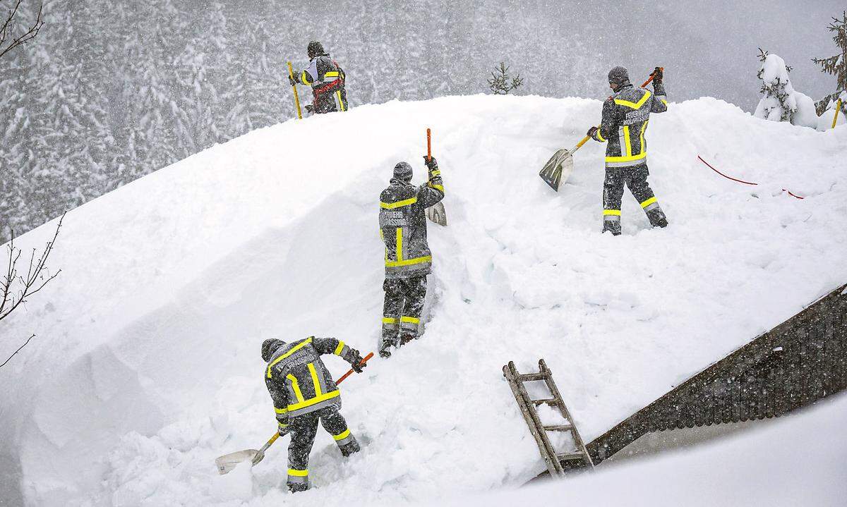 Am Freitag haben die starken Schneefälle zumindest teilweise ausgesetzt. Das wird in ganz Österreich genutzt, um Straßen, Häuser und Bäume von den Schneemassen zu befreien. Bild: Feuerwehrleute in Annaberg, Niederösterreich.