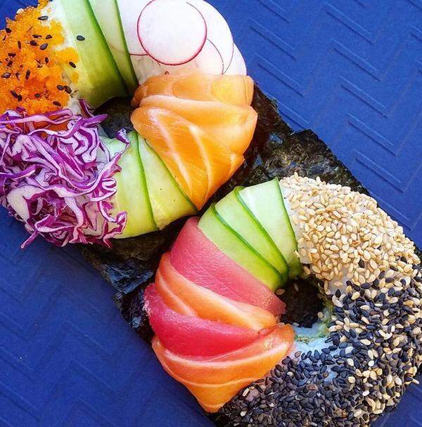 Food-Hybride liegen nach wie vor im Trend. Die Mischung aus Sushi und Donut verbreitet sich gerade viral im Web und könnte dadurch wohl bald in immer mehr Restaurants serviert werden.