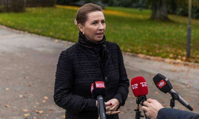 Mette Frederiksen am Freitag vor Journalisten. Die sozialdemokratische Parteichefin strebt eine breite, für Dänemark untypische Regierung über die politische Mitte hinweg an.