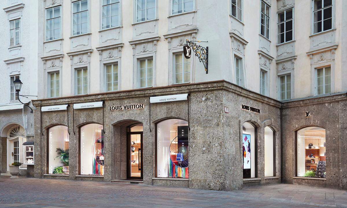 In bester Lage. Die Salzburger ­Avenue Montaigne ist sozusagen der Alte Markt. Wo Luxusmarken dicht an dicht beieinanderstehen, eröffnete nun auch Louis Vuitton eine neue Boutique. Auch wenn diese nicht mehr wie zuvor in der Getreidegasse angesiedelt ist, hängt ein historisch anmutendes Zunftschild an der Fassade.