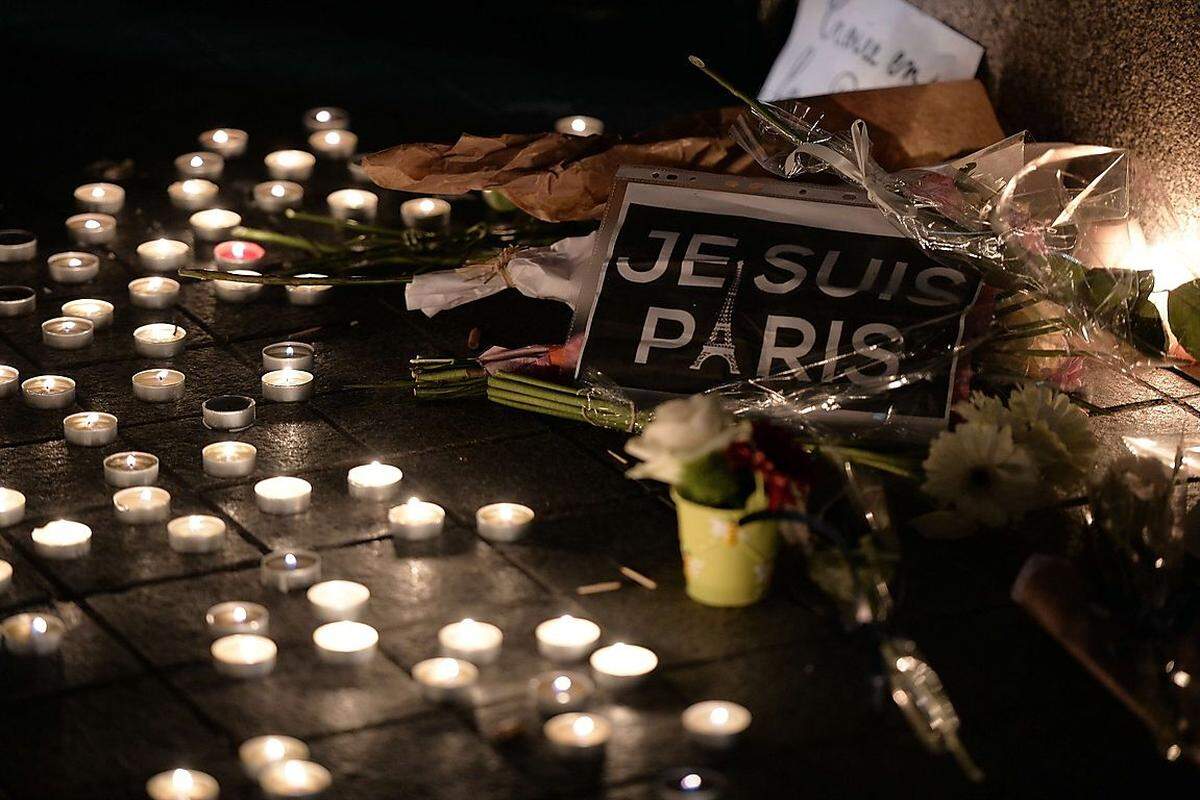 Ein anderes Symbol der Solidarität mit den Opfer in der ostfranzösischen Stadt Strasburg: "Je suis Paris", ich bin Paris, in Anlehnung an die Botschaft "Je suis Charlie" nach dem Anschlag auf "Charlie Hebdo" vor nur zehn Monaten.